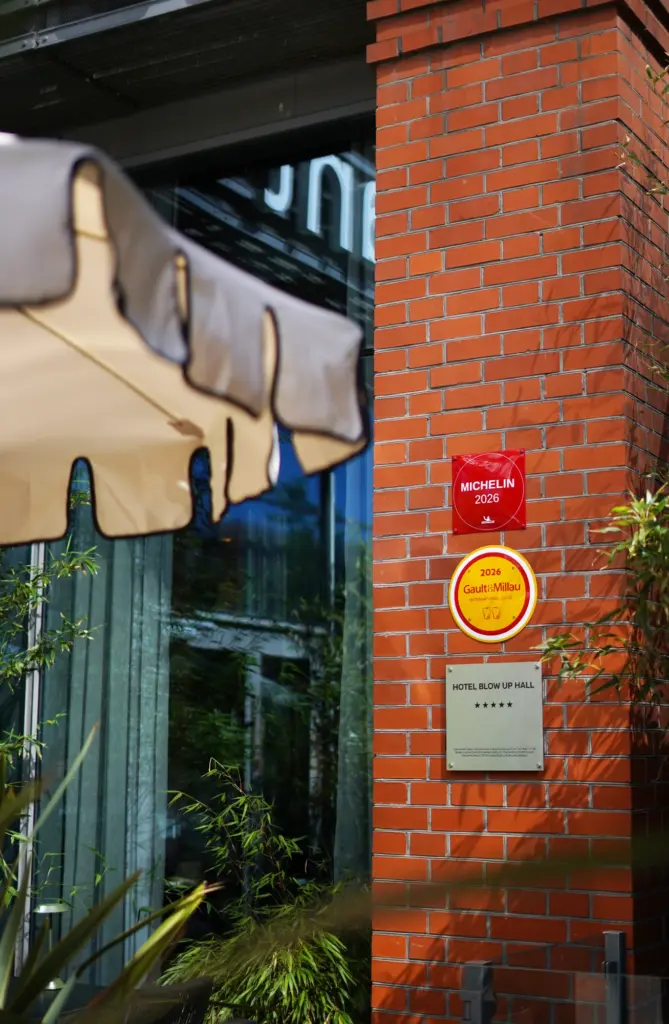 Wejście do restauracji arte z wyróżnieniami Michelin i Gault&Millau